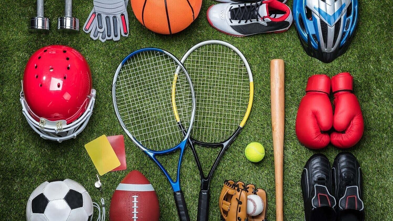 Diverses Sportequipment auf Gras
