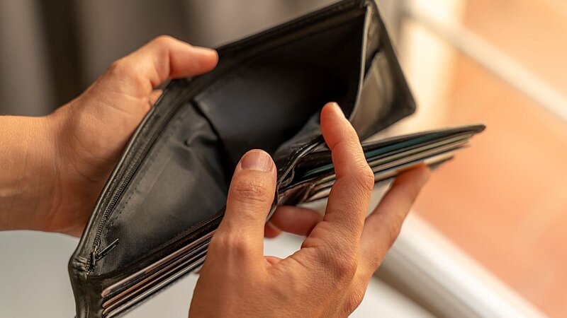 Ein leerer Geldbeutel als Symbol dafür, dass man das Glücksspiel nicht nutzen sollte, um an Geld zu kommen, Bild: Javier Zayas Photography / gettyimages